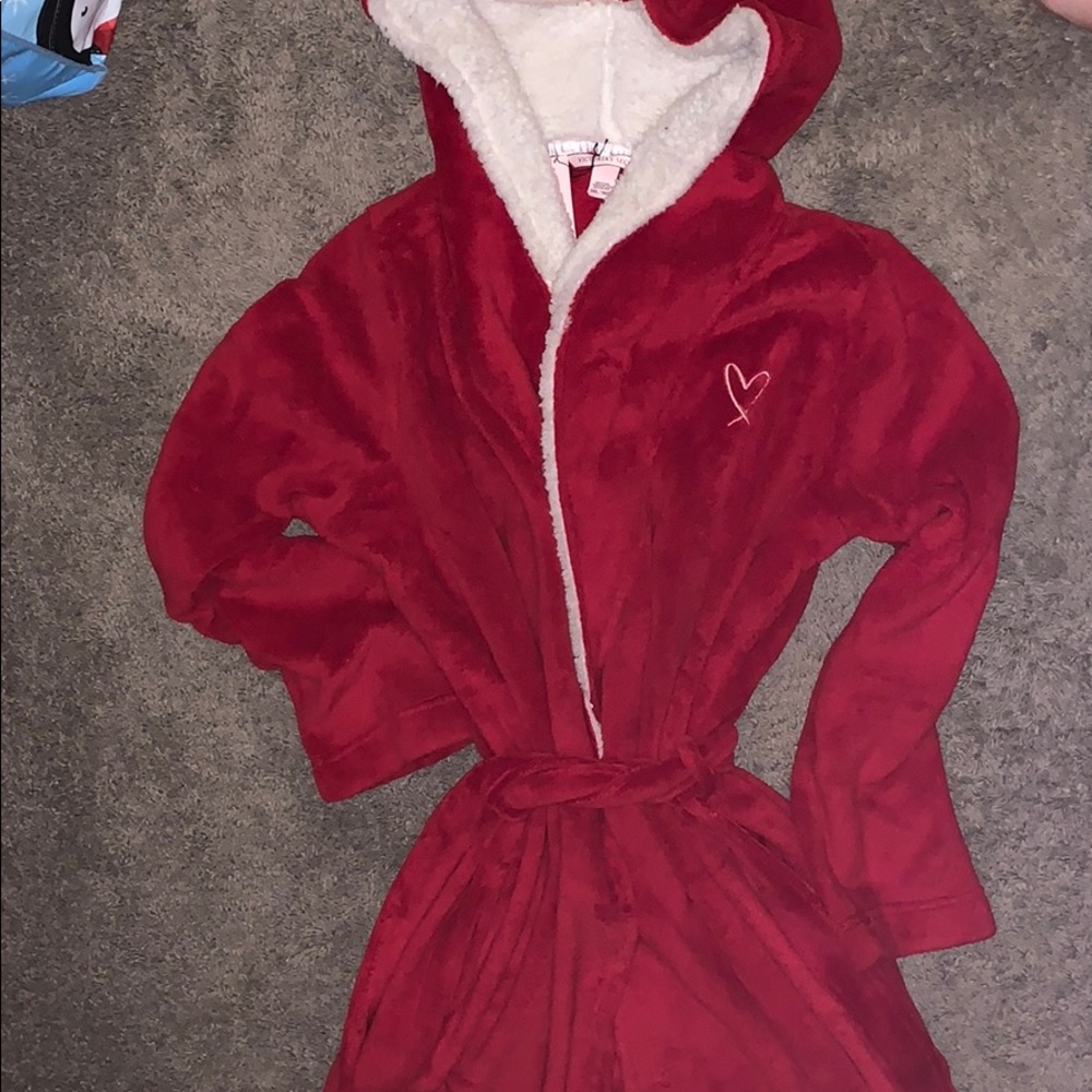 🧥BRAND NEW VS red fuzzy bath robe. So cozy!🧥